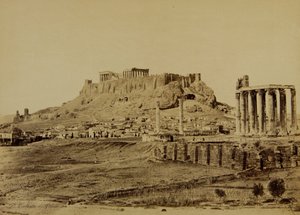 オリンピュアのゼウス神殿と背景のアクロポリス